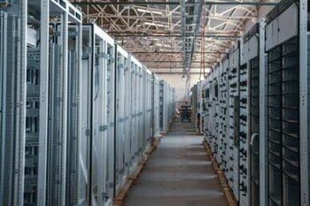 The Data Center Equation in the US: Resource Efficiency, Grid Strategy and the Social License to Build